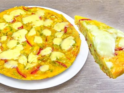 Овощная пицца с сыром на сковороде