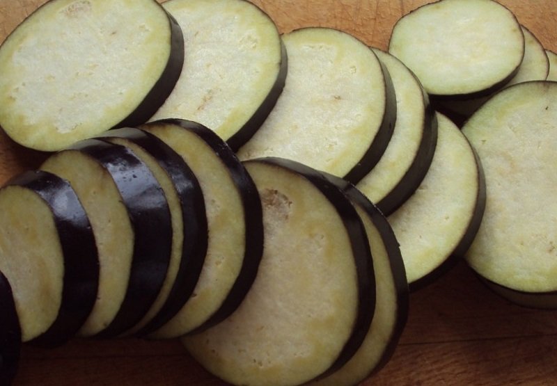 нарезать баклажаны