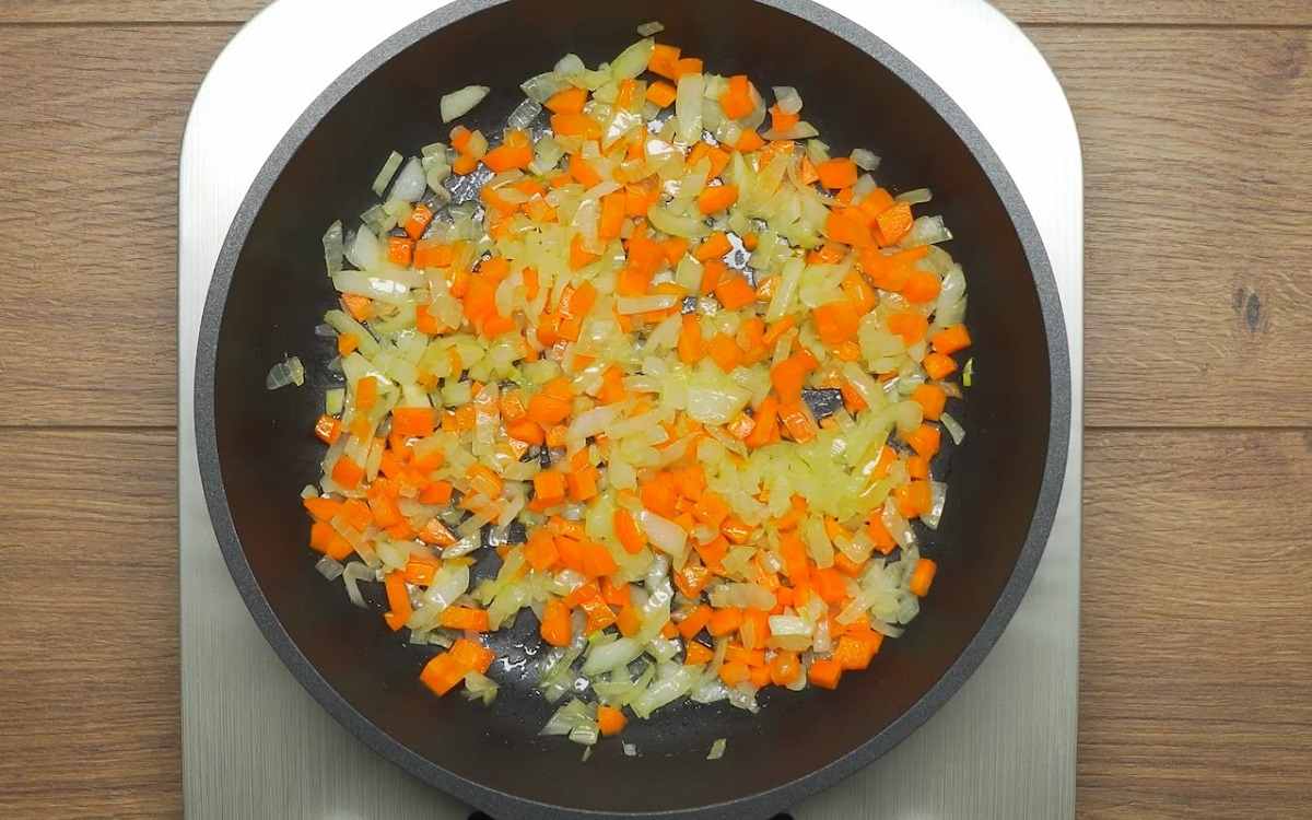 лук и морковь на сковороде