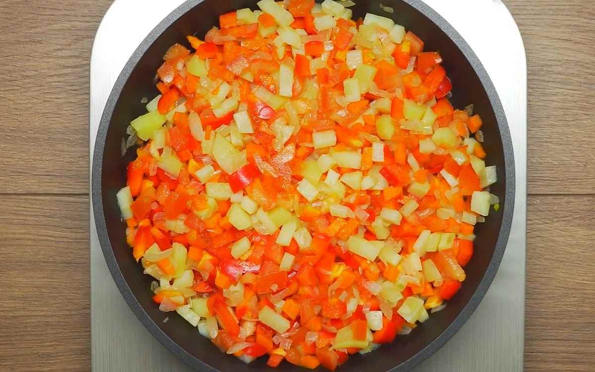 добавление помидоров и перца