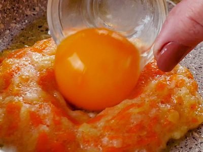 Овощные драники с яйцом