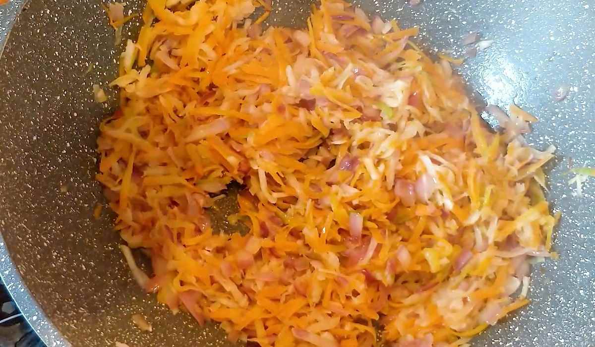 лук, морковь и репа на сковороде