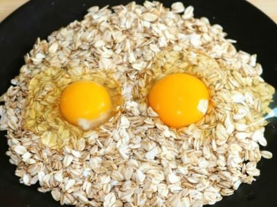 Овсянка с яйцом, жаренная на сковороде