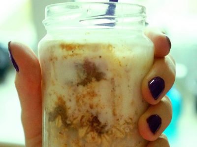 Овсянка в банке с яблоком и карамелью