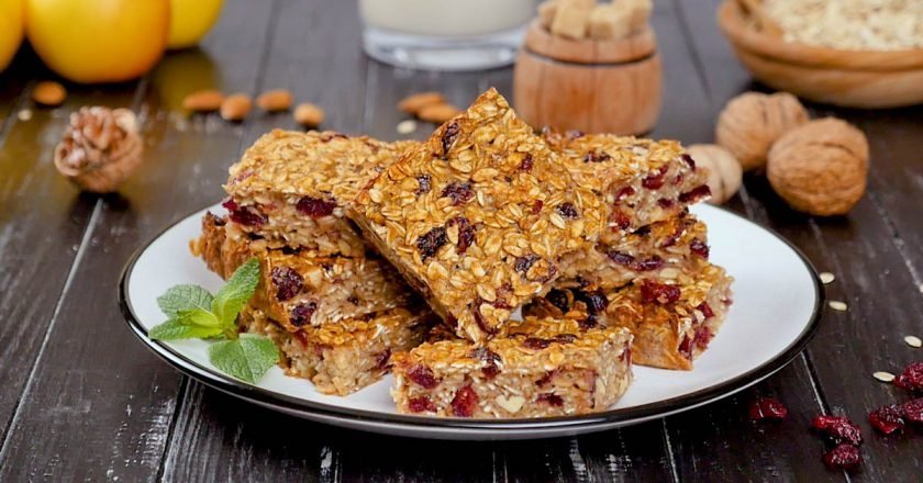 Овсяные батончики с орехами и клюквой