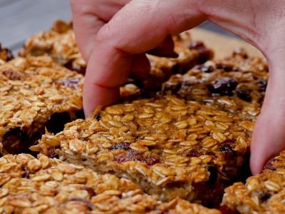 Овсяные батончики с орехами и клюквой