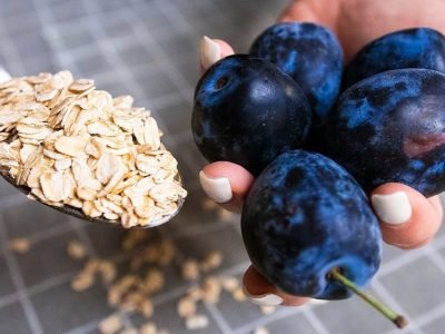 Овсяный пирог со сливами: рецепт сезонной выпечки