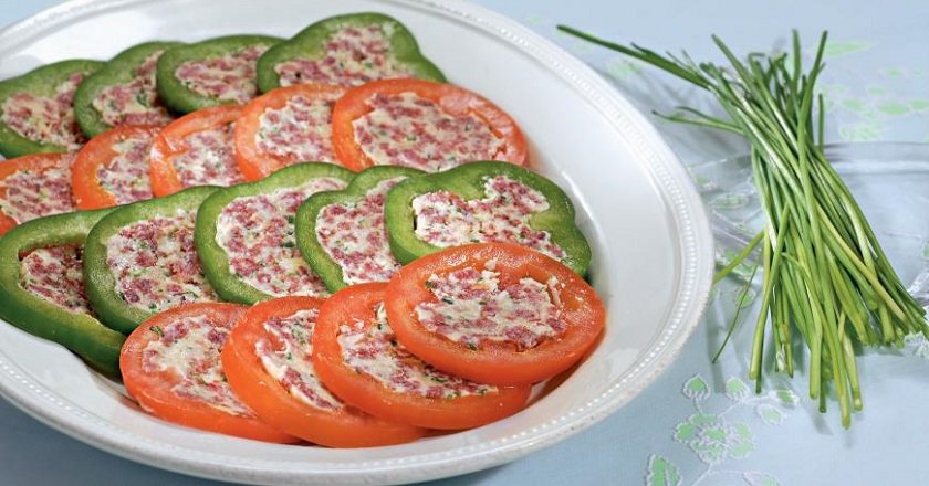 Фаршированный перец и помидоры