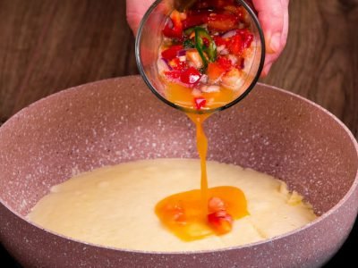 Панкейки на молоке с начинкой из сыра и овощей