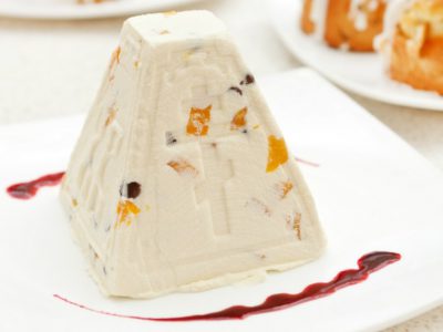 Пасха творожная с миндалем и изюмом
