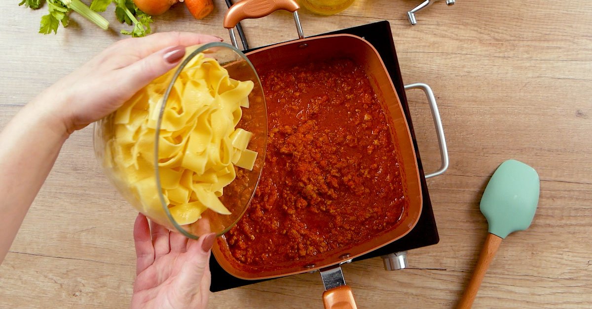 добавление тальятелле на сковороду