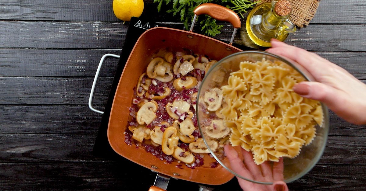 добавление макарон к грибам и луку