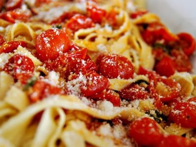 Паста с томатами, базиликом и чесноком