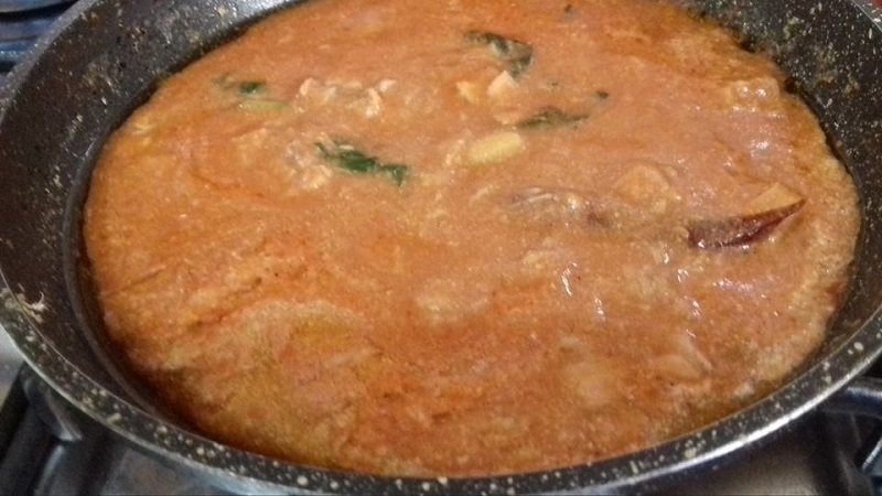 Приготовление соуса к пасте с тунцом