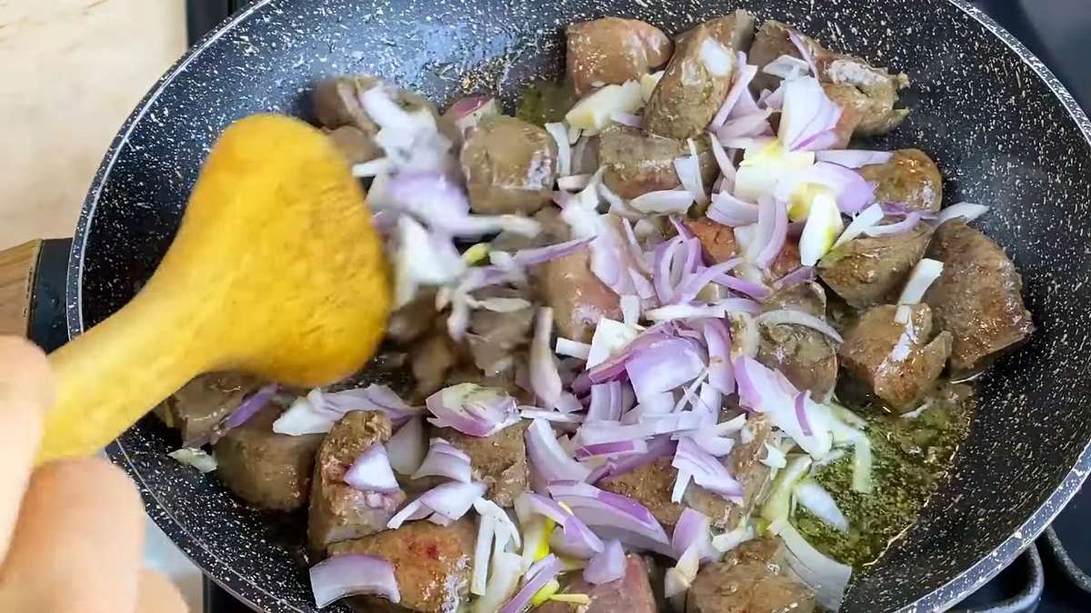 Сочная печень с овощами на сковороде - Со Вкусом