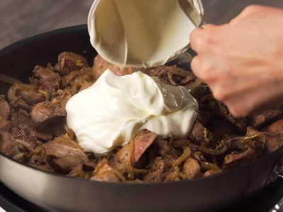 Печень в сметане с луком на сковороде