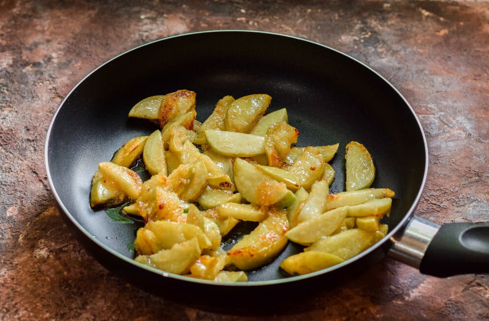 яблоки на сковороде
