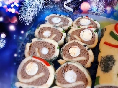 Печеночный рулет с перепелиными яйцами