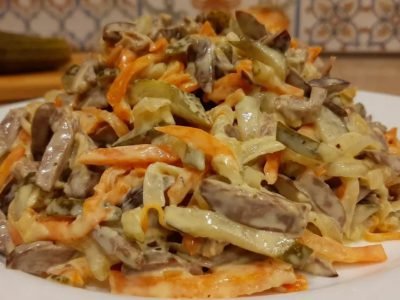 Печеночный салат с морковью и огурцами