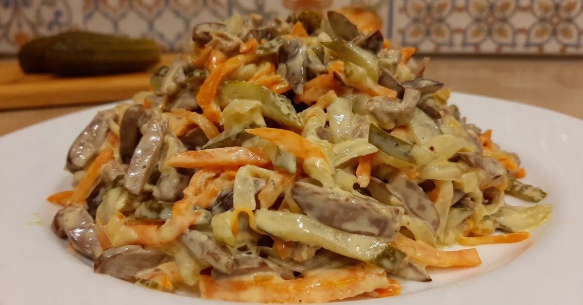 Салат с куриной печенью и маринованными огурцами - рецепт с фото