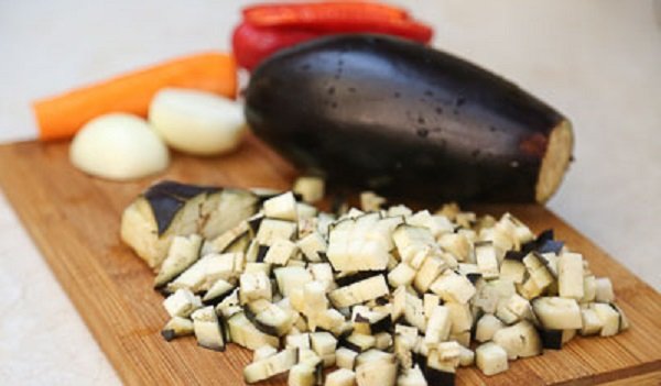 нарезать баклажаны