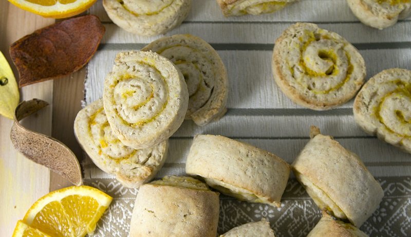 подача готового цитрусового печенья