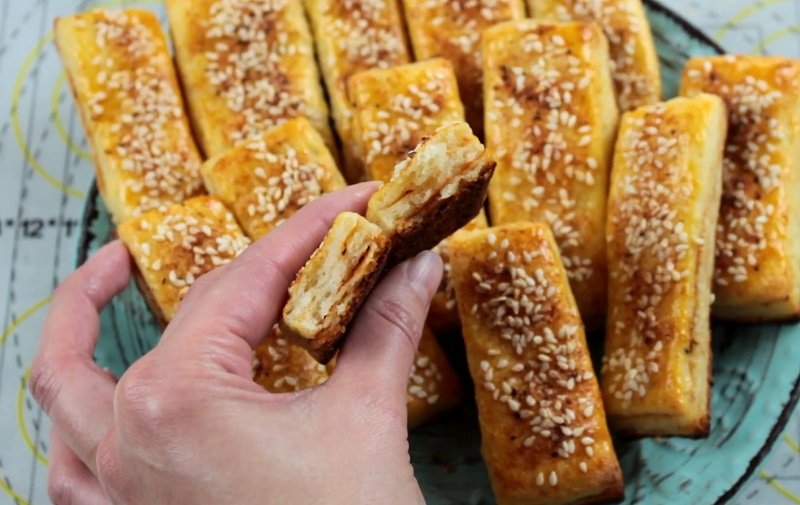 подача готового слоеного печенья