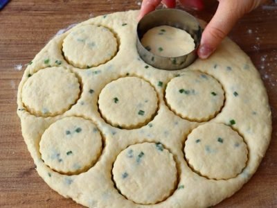 Домашнее печенье с зеленым луком: рецепт простой выпечки