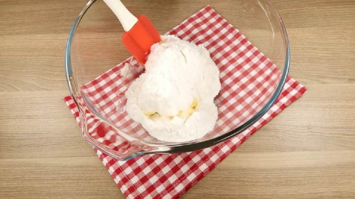 масло с сахарной пудрой, солью и ванилином