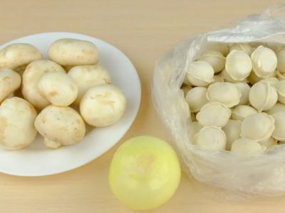 Пельмени в горшочках с грибами и сметаной