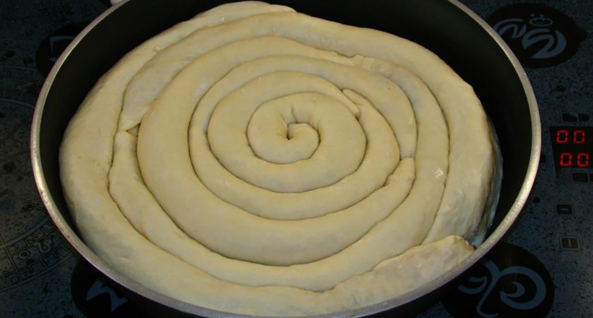 Пельменний пиріг з начинкою на сковороді