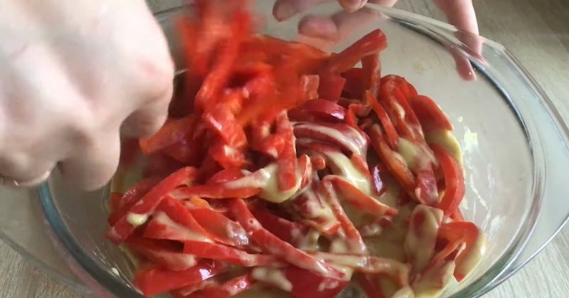 перемешивание перца с горчицей