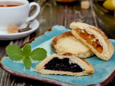 Песочные мини-пироги с яблоками и черникой