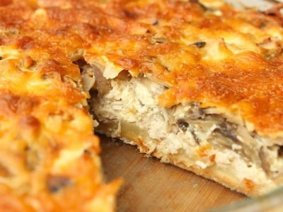 Песочный пирог с курицей и грибами