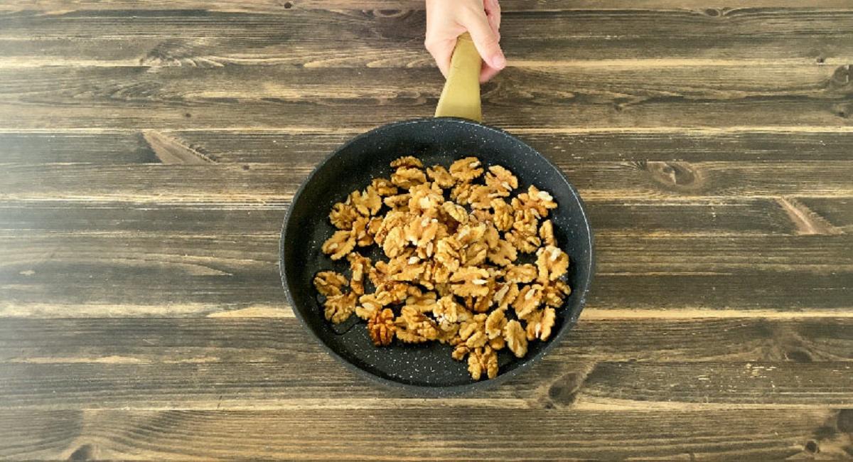 орехи на сковороде