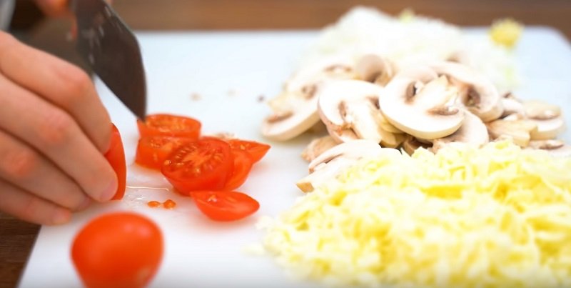 нарезанные овощи и грибы