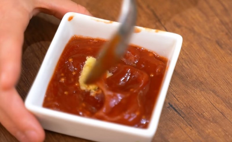 чеснок и томатный соус