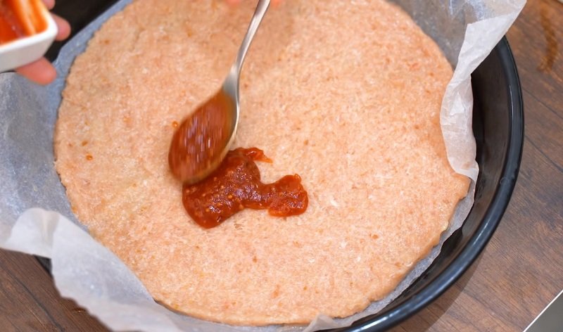 фарш, смазанный соусом