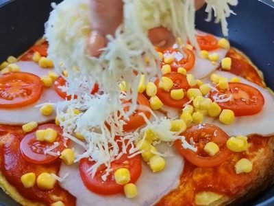 Пицца из черствого батона на сковороде