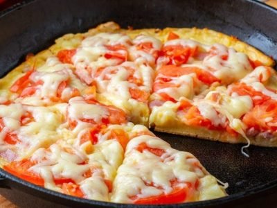 Пицца на сковороде за 5 минут: рецепт быстрого перекуса