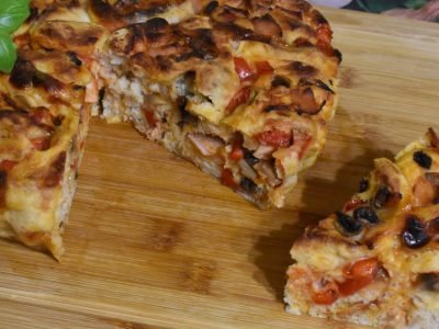 Пицца-пирог с грибами и ветчиной