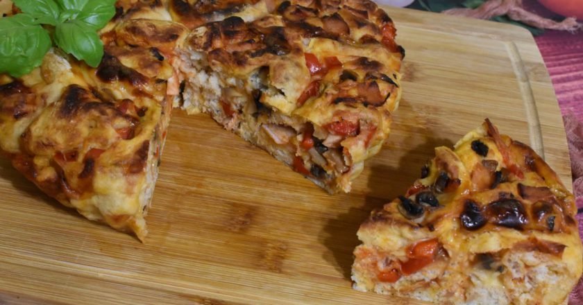 Пицца-пирог с грибами и ветчиной