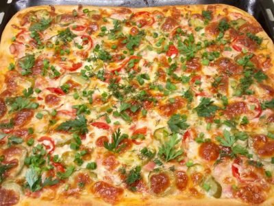 Пицца с солеными огурцами и колбасой