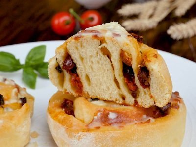 Пицца в булочке с вялеными помидорами в духовке