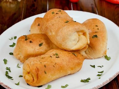 Пицца в булочке с моцареллой и пепперони