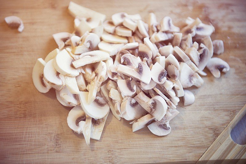 нарезать грибы