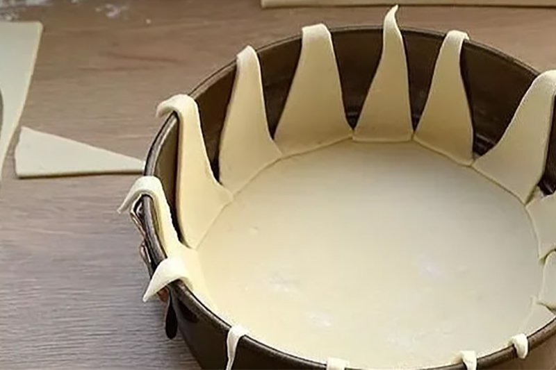 тесто в форме для выпечки