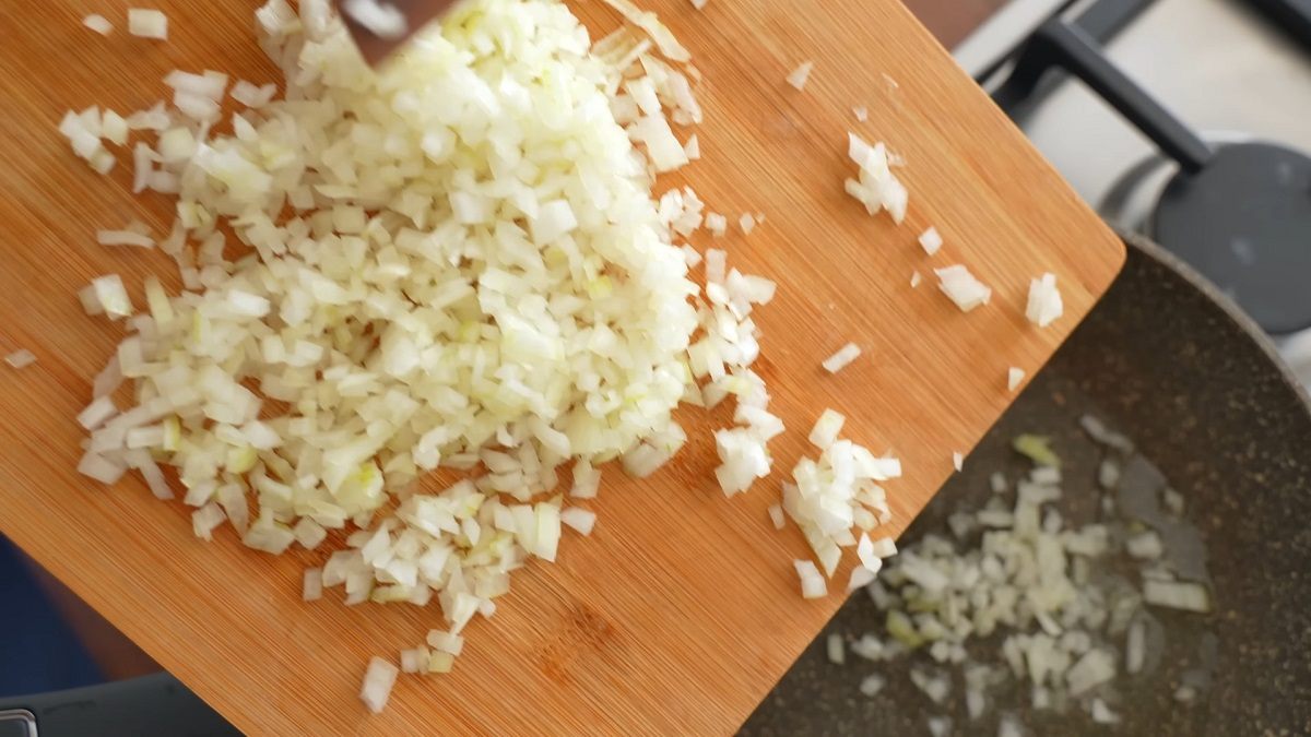 лук на сковороде