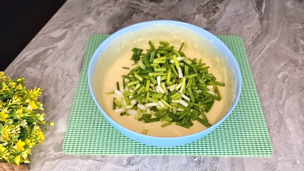 добавление зеленого лука в тесто