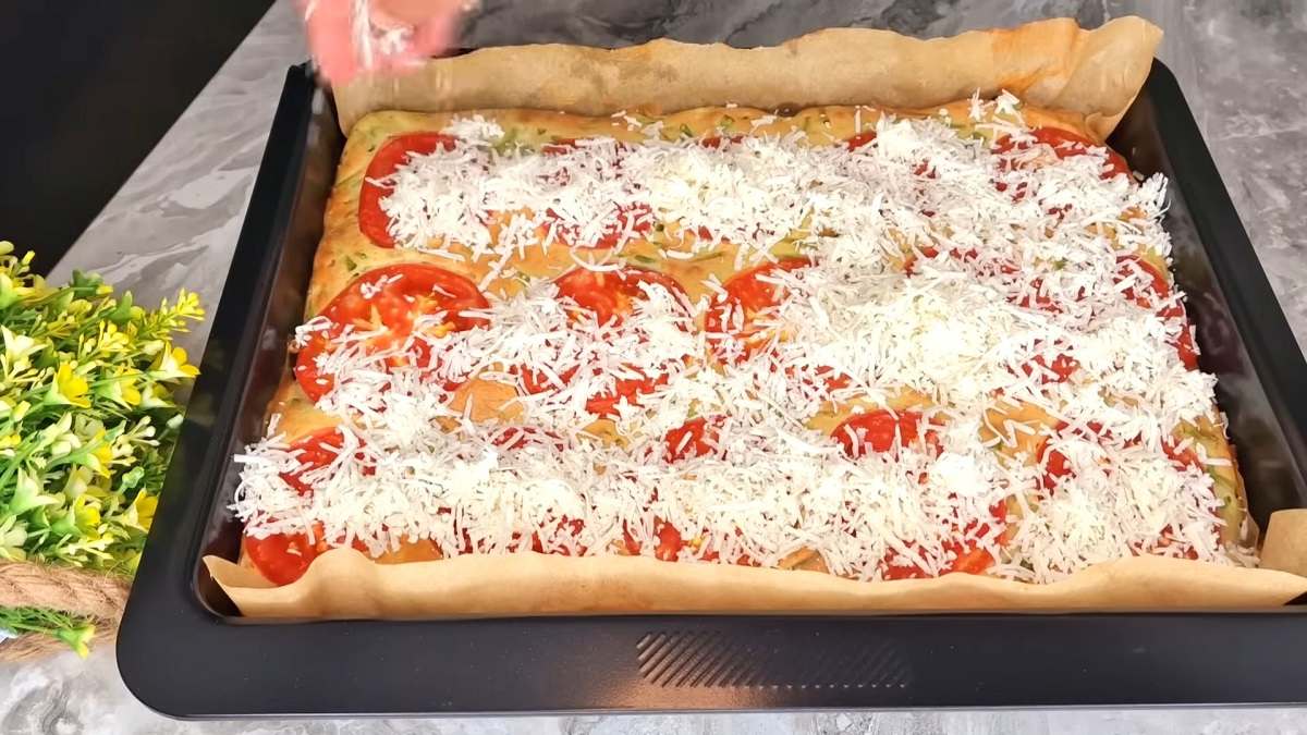 посыпанный сыром пирог